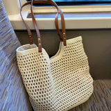 Grand ou petit sac féminin en coton tressé, au style élégant et en filet, porté à l’épaule.