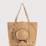 Sac féminin avec chapeau, tendance plage et vacances.