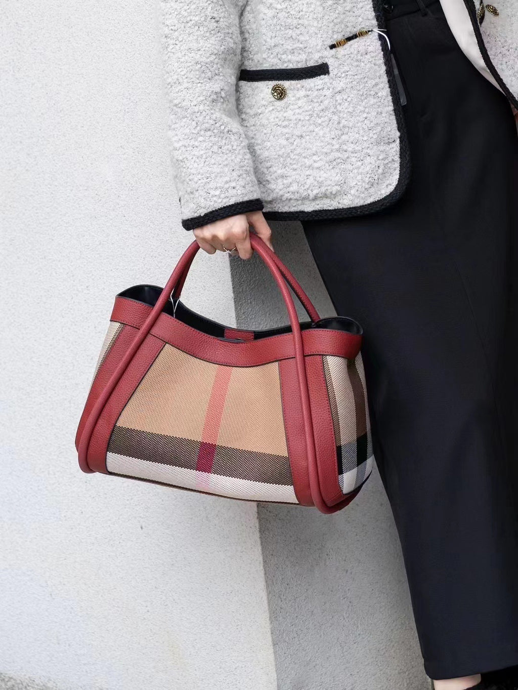 Sac féminin en cuir, motif à carreaux tendance, design moderne et élégant.