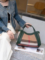 Sac féminin en cuir, motif à carreaux tendance, design moderne et élégant.