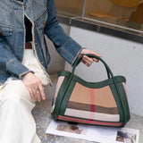 Sac féminin en cuir, motif à carreaux tendance, design moderne et élégant.