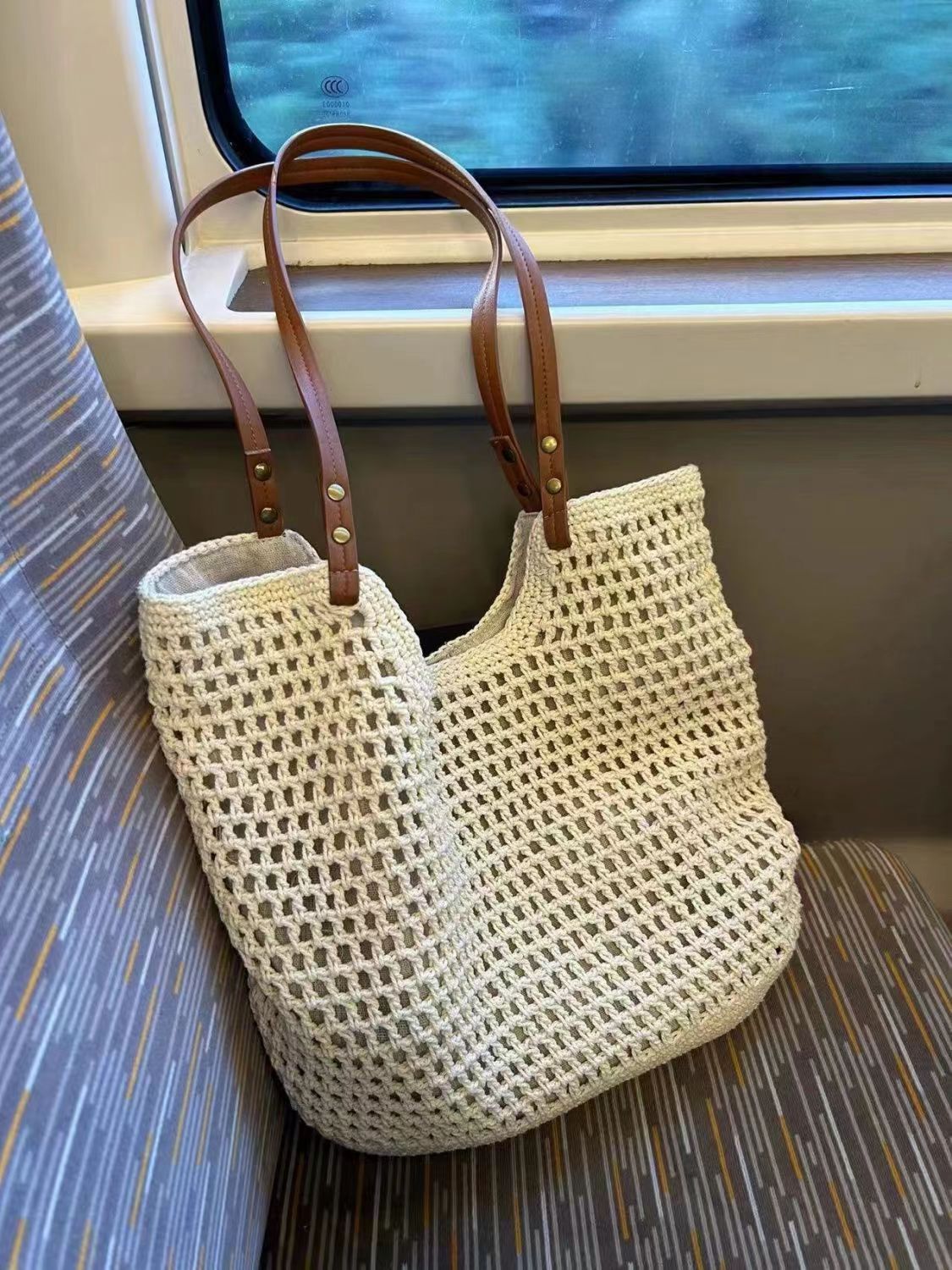 Grand ou petit sac féminin en coton tressé, au style élégant et en filet, porté à l’épaule.