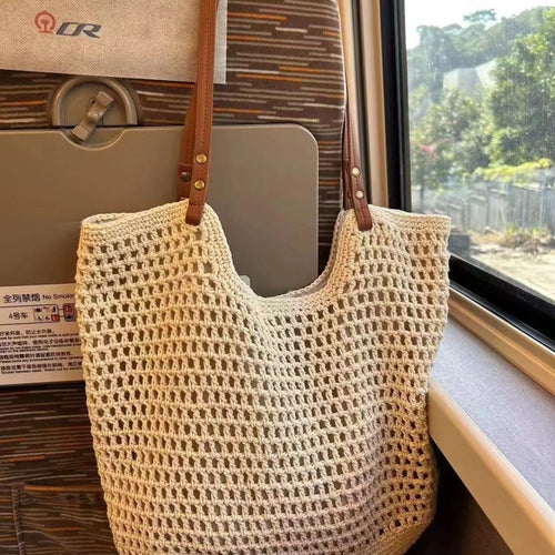 Grand ou petit sac féminin en coton tressé, au style élégant et en filet, porté à l’épaule.