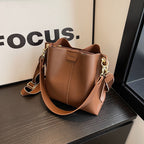 Grand sac féminin avec large bandoulière pour le quotidien.