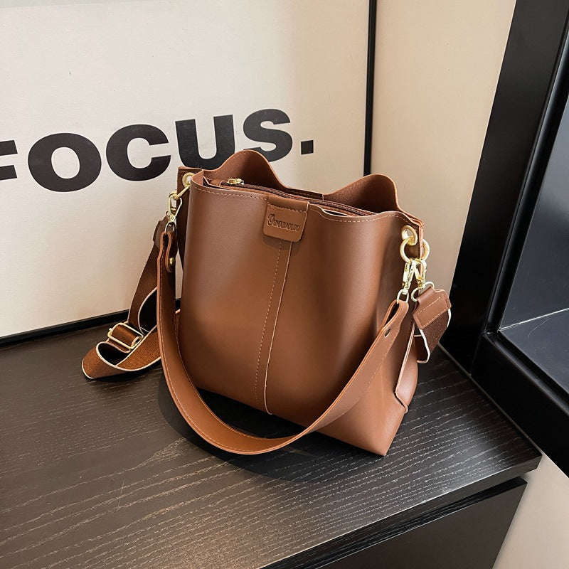 Grand sac féminin avec large bandoulière pour le quotidien.