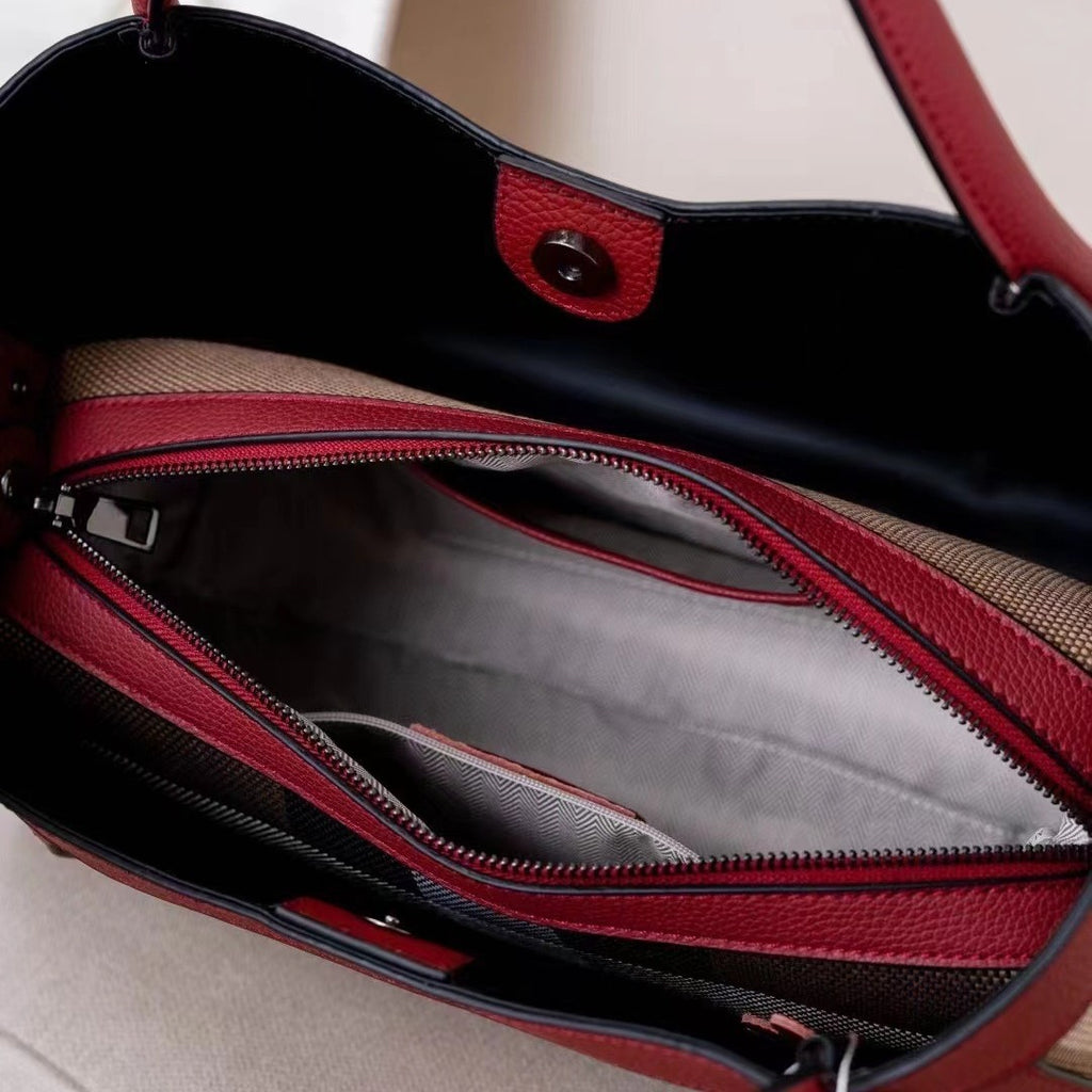 Sac féminin en cuir, motif à carreaux tendance, design moderne et élégant.