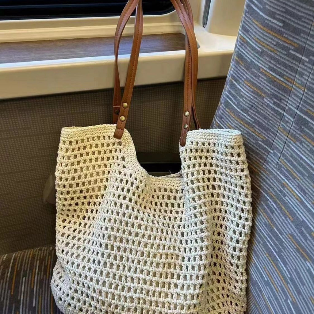 Grand ou petit sac féminin en coton tressé, au style élégant et en filet, porté à l’épaule.