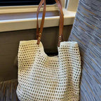 Grand ou petit sac féminin en coton tressé, au style élégant et en filet, porté à l’épaule.
