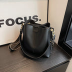 Grand sac féminin avec large bandoulière pour le quotidien.