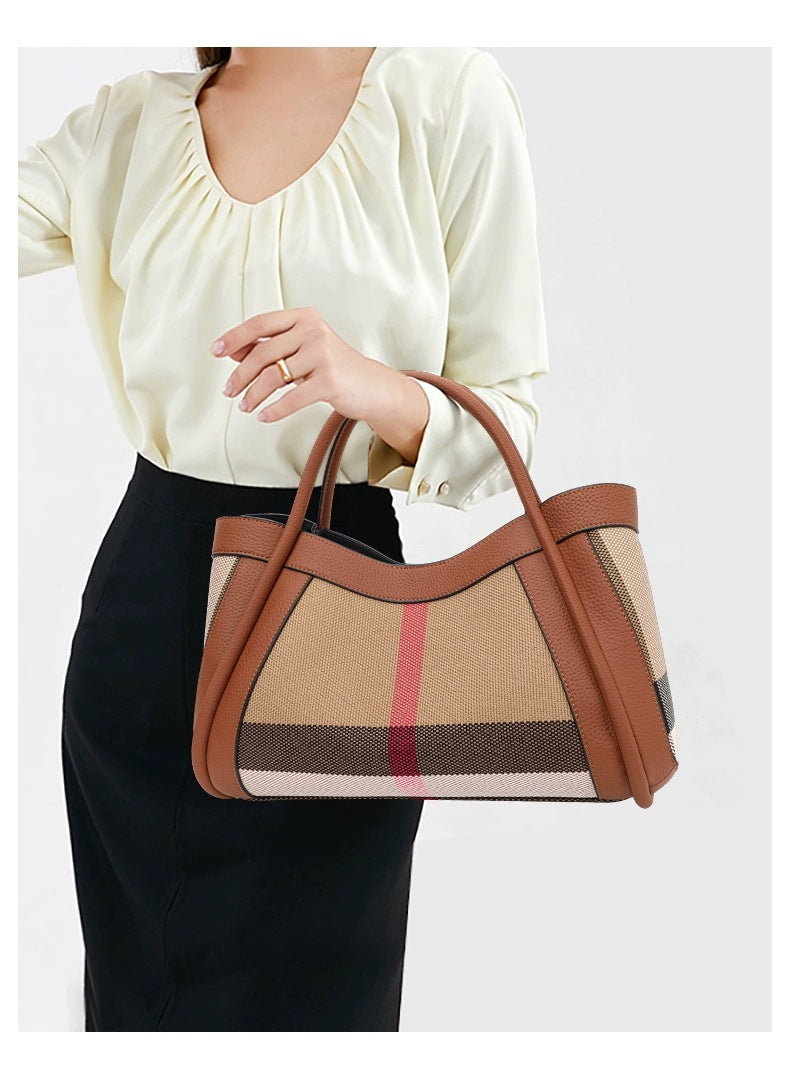 Sac féminin en cuir, motif à carreaux tendance, design moderne et élégant.