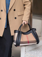 Sac féminin en cuir, motif à carreaux tendance, design moderne et élégant.